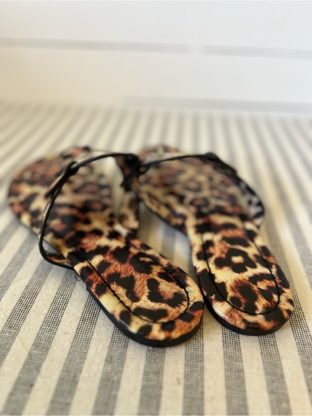 Tory Burch MILLER PRINTED PATENT SANDAL in Leopard print - Picture 3 of 8